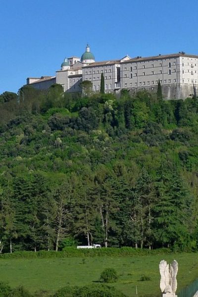 Il Gusto del Silenzio: Le Ricette Segrete dei Monasteri Italiani