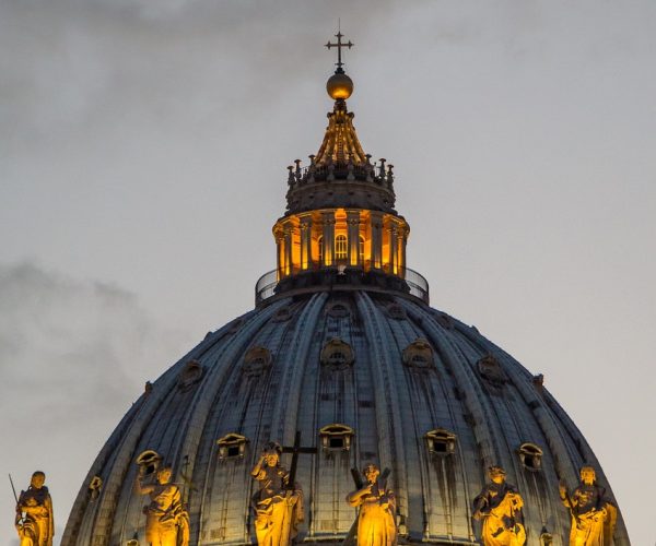 Scandalo Vaticano: le accuse clamorose di mons. Viganò scuotono la Chiesa